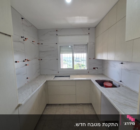התקנת מטבח מודרני אינטגרלי בצורת U עם חיפוי קיר